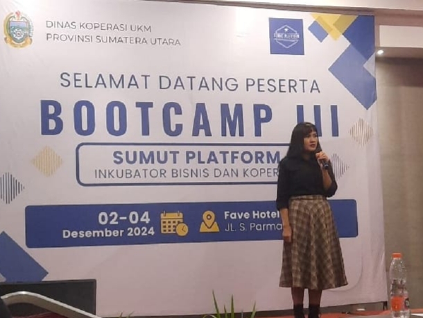 Pembicara memberikan materi kepada pelaku UMKM dan koperasi pada Sumut Bootcamp III di Medan.