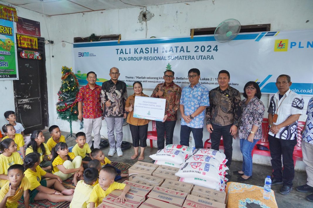 Pegawai PLN Regional Sumut melalui Perokris PLN dalam kegiatan Tali Kasih memberikan bantuan kepada anak-anak panti asuhan, Jumat (6/12/2024). Ikut foto bersama GM PLN UID Sumatera Utara, Agus Kuswardoyo, GM PLN UIP Sumbagut, Hening Kyat Pamungkas bersama anak Panti. (Dok/PLN)