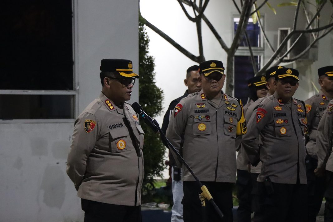 Kapolrestabes Medan Kombes Pol Gidion Arif Setyawan memberikan kata sambutan saat memimpin apel KRYD di Terminal Amplas, Sabtu (7/12/2024). (Dok/Polrestabes)