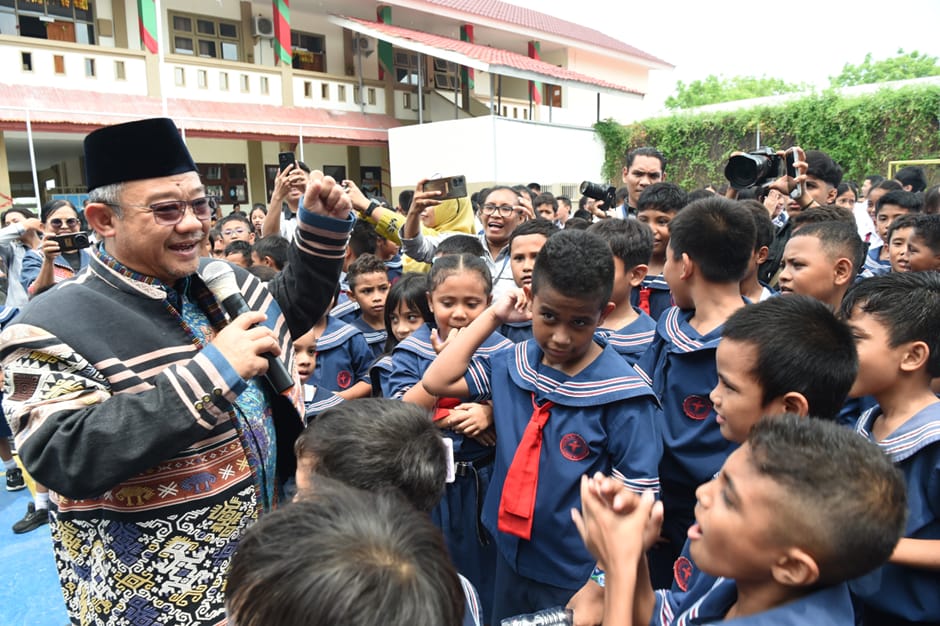 Mendikdasmen Abdul Mu'ti berdialog dengan siswa di SDN Naikoten 1, Kupang, dalam rangka kunjungan kerja untuk mengevaluasi tantangan dan solusi pendidikan di NTT. (Dok/Kemendikdasmen)