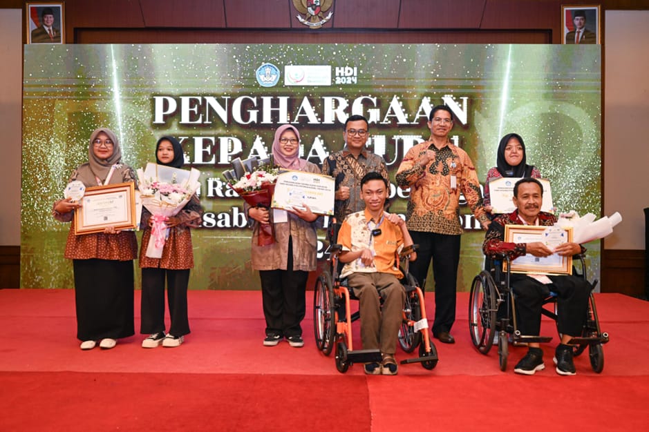 Direktur Jenderal Guru dan Tenaga Kependidikan, Nunuk Suryani, memberikan penghargaan kepada guru-guru inspiratif pada acara Hari Disabilitas Internasional 2024 di Jakarta pada Jumat (6/12/2024). (Dok/Kemendikdasmen)