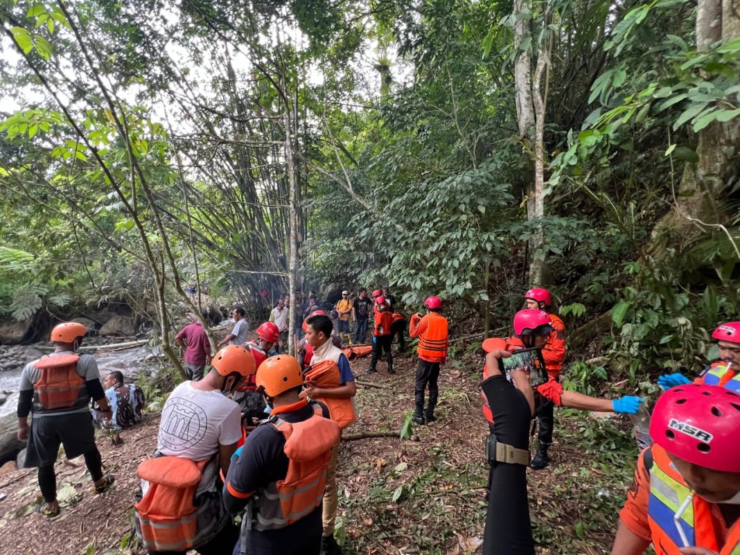 Polda Sumut melalui Dit Samapta dan Tim gabungan lainnya mencari korban banjir bandang di Desa Martelu, Kecamatan Sibolangit, Kabupaten Deliserdang, Minggu (8/12/2024). (Dok/Polda Sumut)