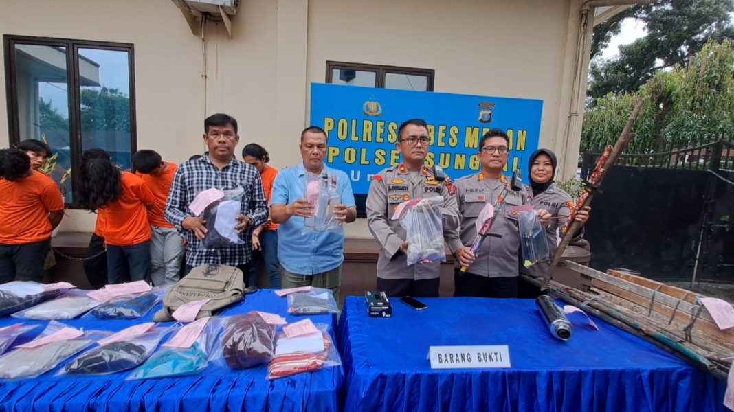 Kapolsek Medan Sunggal Kompol Bambang G Hutabarat, didampingi Wakapolsek Medan Sunggal Philip A Purba, Kanitreskrim Polsek Medan Sunggal AKP Budiman Simanjuntak dan Kasi Humas Polsek Medan Sunggal Aipda Ayu Lubis saat menggelar konferensi pers di Polsek Sunggal Medan, Jalan Tahi Bonar Simatupang Medan, Senin (9/12/2024). (Dok/Humas Polrestabes Medan)