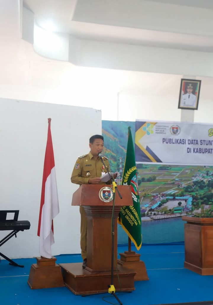 Wakil Bupati Humbahas Dr Oloan Paniaran Nababan SH MH saat membuka Kegiatan Publikasi Data Stunting dan Evaluasi Intervensi Spesifik Stunting Kabupaten Humbahas, di Aula Huta Mas, Kompleks Perkantoran Tano Tubu, Kecamatan Doloksanggul, Senin (9/12/2024). (Dok/Kominfo Humbahas)