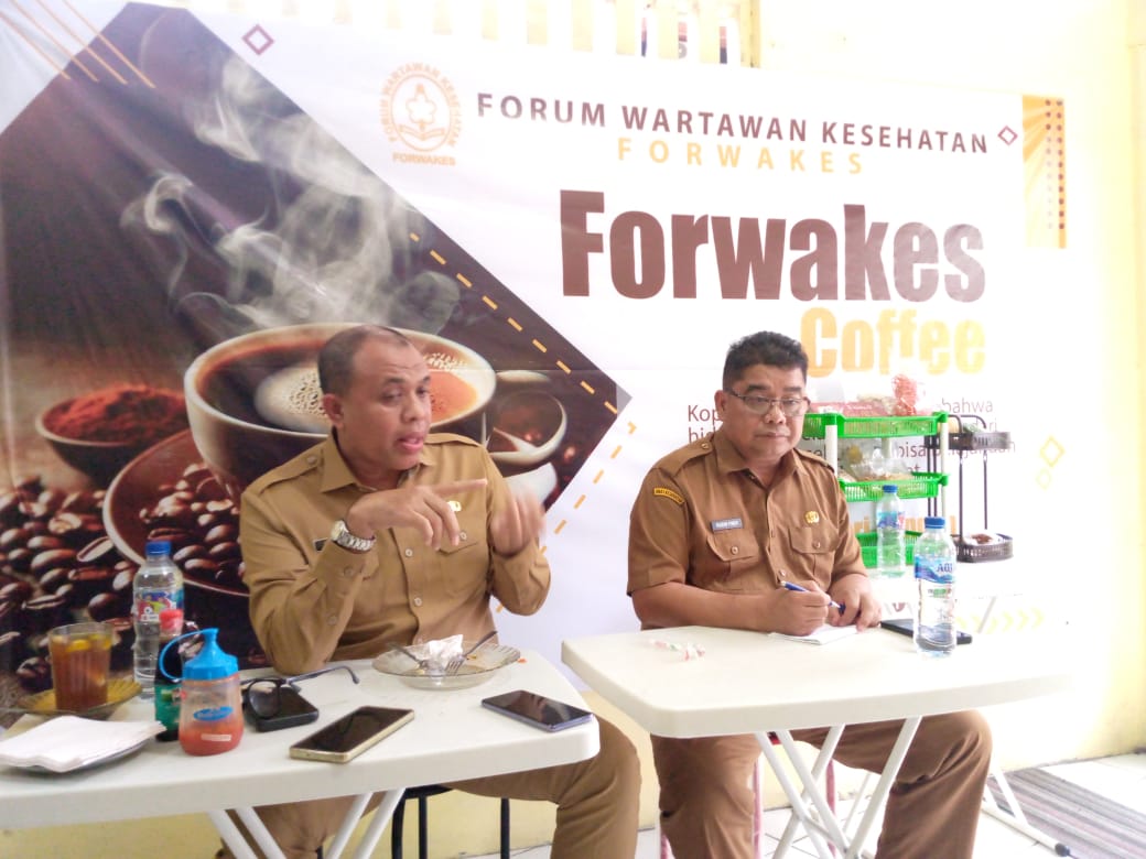 Kepala Dinas Kesehatan Provinsi Sumut H Muhammad Faisal Hasrimy AP MAP didampingi Sekretaris Dinas Kesehatan Sumut Rusdin Pinem dalam pertemuan dengan pengurus dan anggota Forwakes Sumut di Forwakes Coffee, Jalan Rotan, Selasa (9/12/2024).