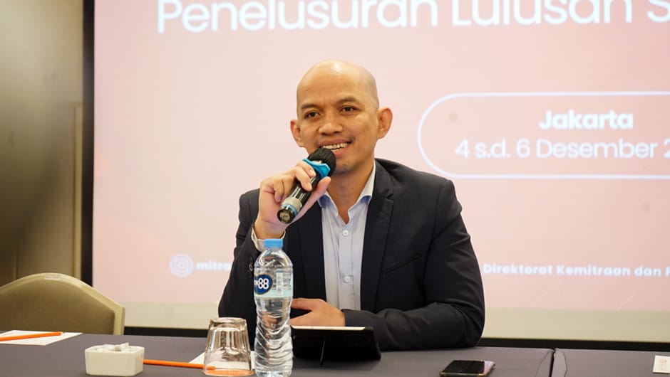 Direktur Mitras DUDI, Adi Nuryanto, menyampaikan pentingnya tracer study dalam meningkatkan kualitas pendidikan vokasi pada Rapat Koordinasi Penelusuran Lulusan SMK 2024 di Jakarta, Jumat (6/12/2024). (Dok/Kemendikdasmen) 