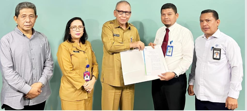 Surat Keputusan yang ditanda tangani Pj Gubernur Sumut diserahkan Plt Sekda Provinsi Sumatera Utara Ir H M Armand Effendy Pohan MSi kepada Ewin Putra.