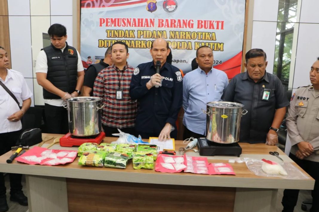 Proses pemusnahan barang bukti sabu seberat 8.714,94 gram oleh Ditresnarkoba Polda Kaltim berlangsung di Balikpapan pada Rabu (11/12/2024).