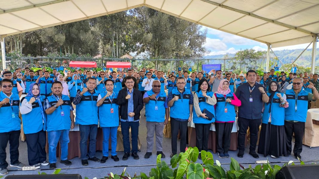 Peserta Rakornas Perencanaan Pembangunan 2024 foto bersama setelah ditutup secara resmi oleh Kepala Bappelitbang Pemprov Sumut, Alfi Shahriza, di Hotel Niagara, Parapat, Simalungun, Kamis (12/12/2024). (Dok/Diskominfo Sumut)