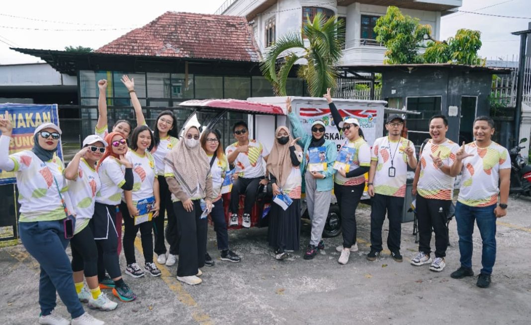 GM PLN UIP SBU Hening Kyat Pamungkas, foto bersama seusai peresmian Kampanye Poskamling Mobile Berbasis Listrik di Medan. (Dok/PLN)