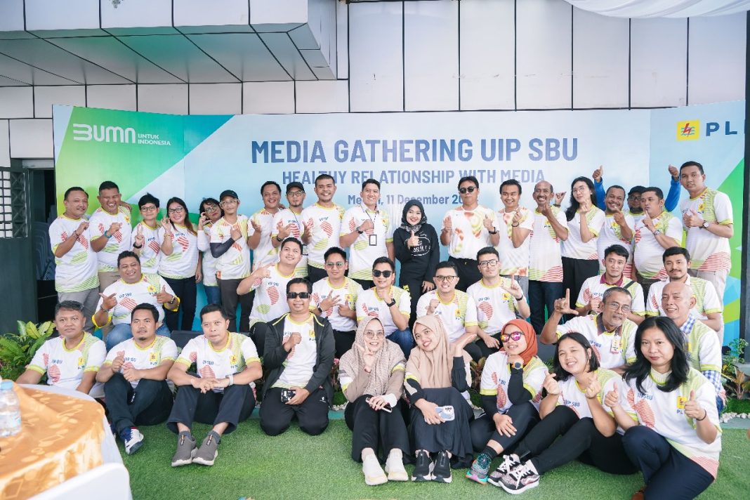 Peserta Media Gathering PLN UIP Sumbagut foto bersama.