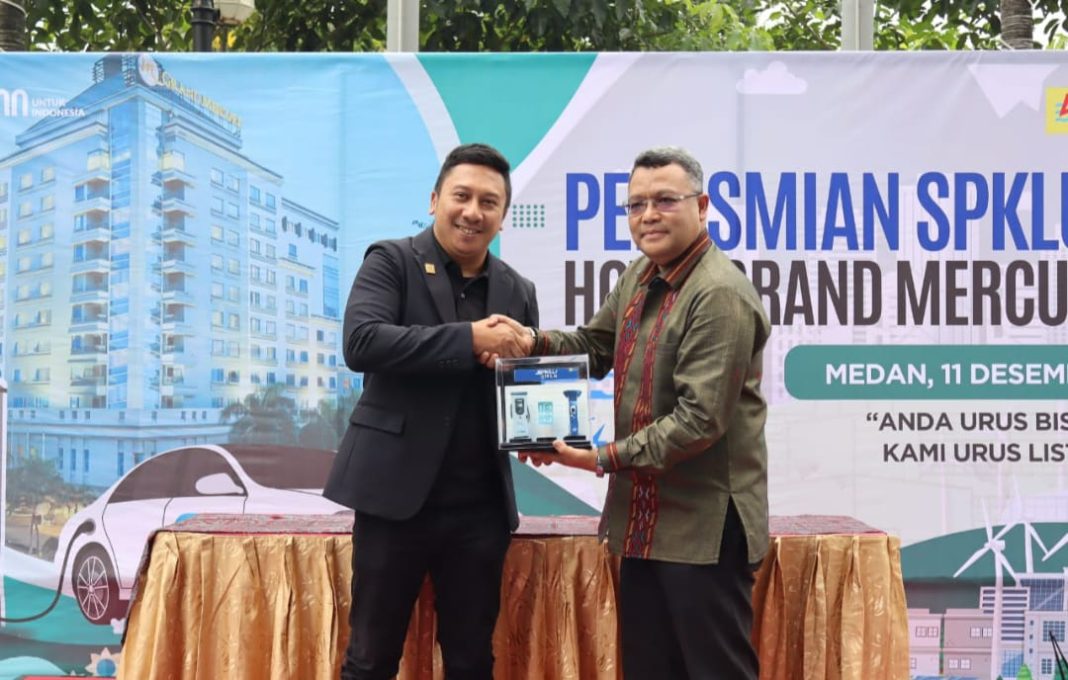 Manager UP3 Medan, Gebyar Pandito (kiri) menyerahkan plakat SPKLU kepada General Manager Hotel Grand Mercure Medan, Rachmat Suwandi (kanan) sebagai bentuk apresiasi PLN atas dukungan mewujudkan Net Zero Emission. (Dok/PLN)