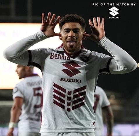 Pemain Torino Che Adams melakukan selebrasi usai mencetak gol ke gawang Empoli di laga Serie A.