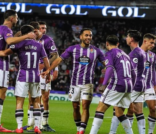 Para pemain Real Valladolid melakukan selebrasi usai mencetak gol ke gawang Valencia di laga La Liga.