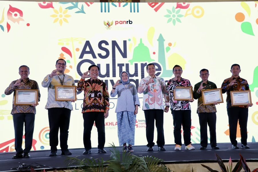 Staf Ahli Menteri Keuangan Bidang Organisasi, Birokrasi, dan Teknologi Informasi, Agus Rofiudin, menerima penghargaan Indeks BerAKHLAK tertinggi dalam ASN Culture Festival 2023, pada Selasa (10/12/2024). (Dok/Kemenkeu)