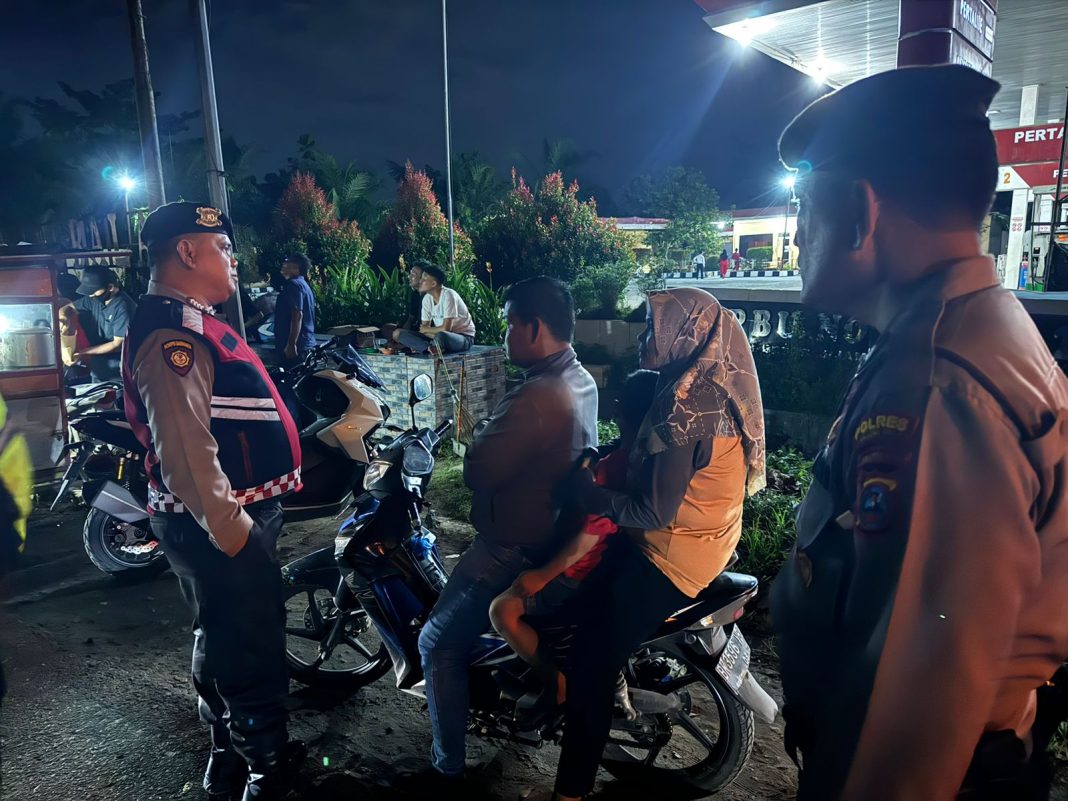 KBO Samapta Polres Tanjungbalai Iptu L Simatupang bersama Tim Spartan menggelar patroli hingga dini hari, Minggu (15/12/2024). (Dok/Humas Polres Tanjungbalai)