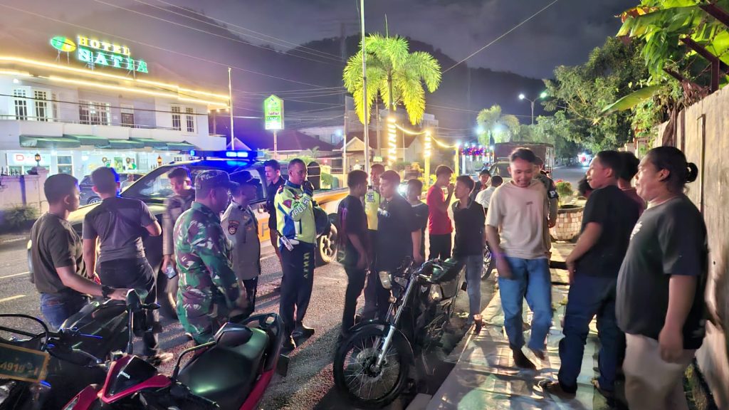 Polres Sibolga bersama TNI dan Satpol PP Kota Sibolga melaksanakan Patroli Gabungan Tiga Pilar pada Sabtu malam (14/12/2024).