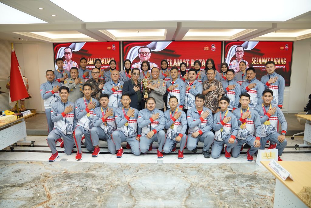 Tim Taekwondo Garbha Presisi Polri bersama Komjen Pol Dedi Prasetyo berfoto di Jakarta usai mencetak prestasi gemilang sebagai juara umum kedua di Asian Police Championship Open 2024 di Vietnam. (Dok/Humas Polri)