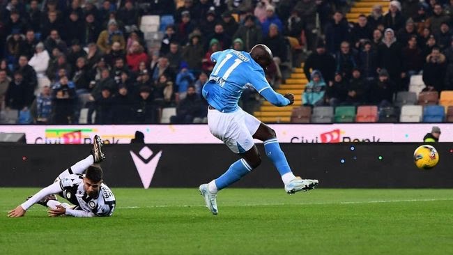 Pemain Napoli, Romelu Lukaku, mencetak gol penyama kedudukan dalam laga melawan Udinese di Blueenergy Stadium, Minggu (15/12/2024).