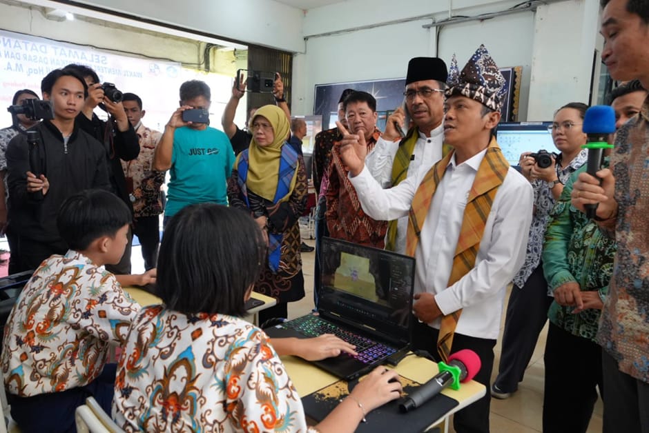 Wakil Menteri Pendidikan Dasar dan Menengah RI Fajar Riza Ul Haq berdialog dengan siswa SD Negeri Percobaan Padang saat kunjungan kerjanya di Kota Padang, Sumatra Barat.