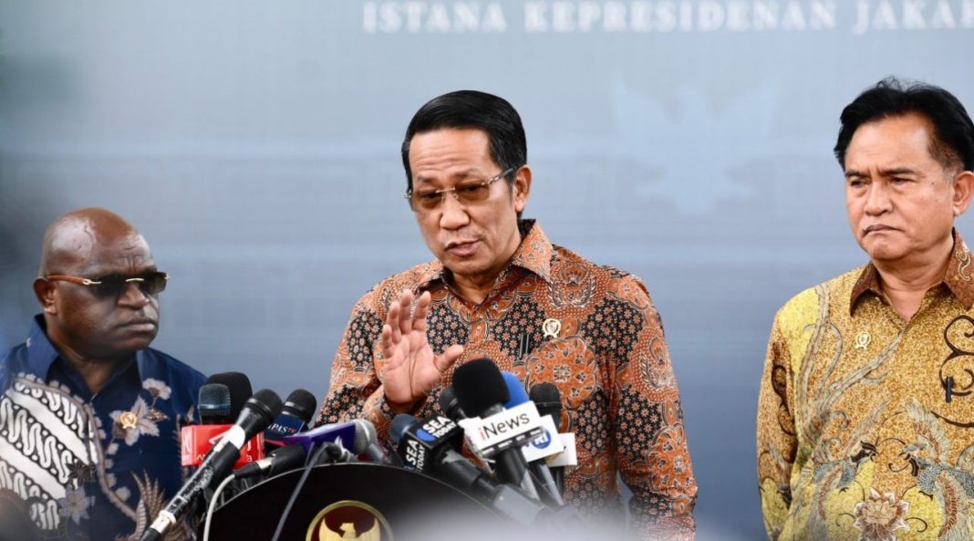 Menteri Hukum Supratman Andi Agtas memberikan keterangan pers kepada awak media usai rapat di kompleks Istana Kepresidenan Jakarta, pada Senin (16/12/2024).