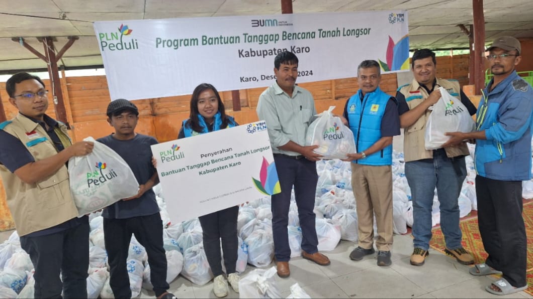 Manager PLN UP3 Bukit Barisan Ramses Hutajulu menyerahkan bantuan tanggap darurat bagi korban bencana dan juga bantuan tali kasih Natal. (Dok/PLN)