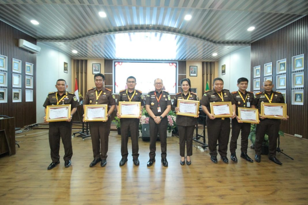 Kajari Gunungsitoli Parada Situmorang SH MH menerima piagam penghargaan pada Rakerda Kejati Sumut, Rabu (11/12/2024) lalu. (Dok/Penkum Kejati Sumut)