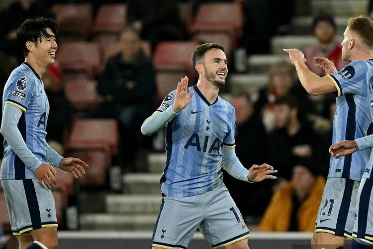 James Maddison merayakan gol bersama rekan setimnya dalam laga pekan ke-16 Liga Inggris 2024-2025 antara Southampton vs Tottenham di Stadion St Mary's, Senin (16/12/2024) dini hari.