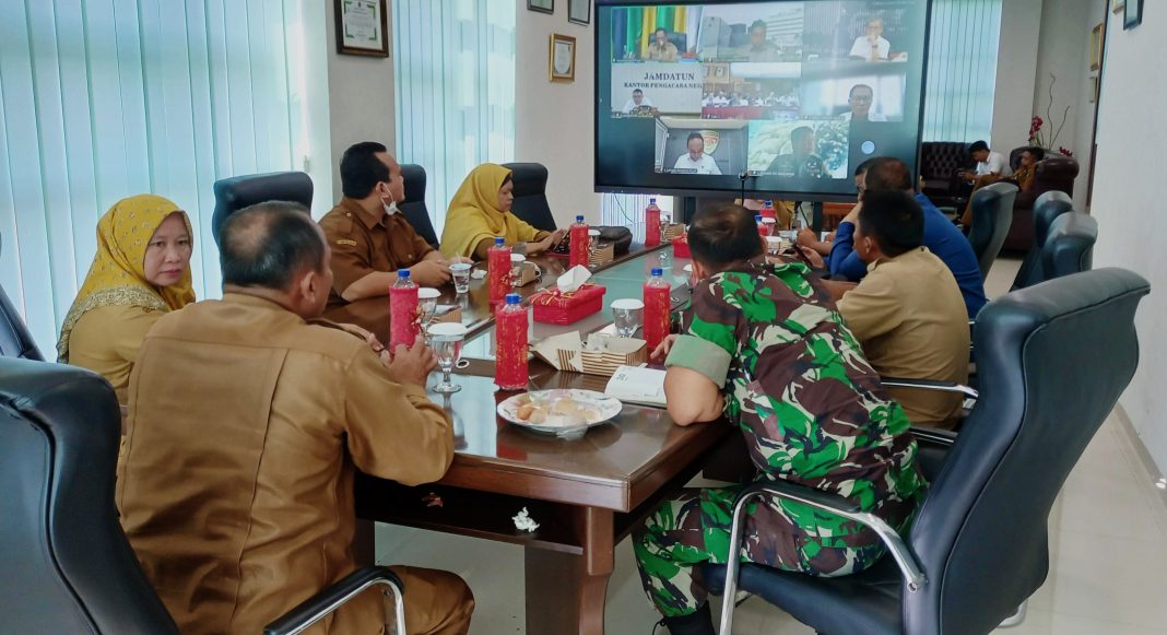 Pemko Tebingtinggi mengikuti rakor virtual di Ruang Kerja Wali Kota lantai IV, Jalan Sutomo, Senin (16/12/2024). (Dok/Dinas Kominfo)