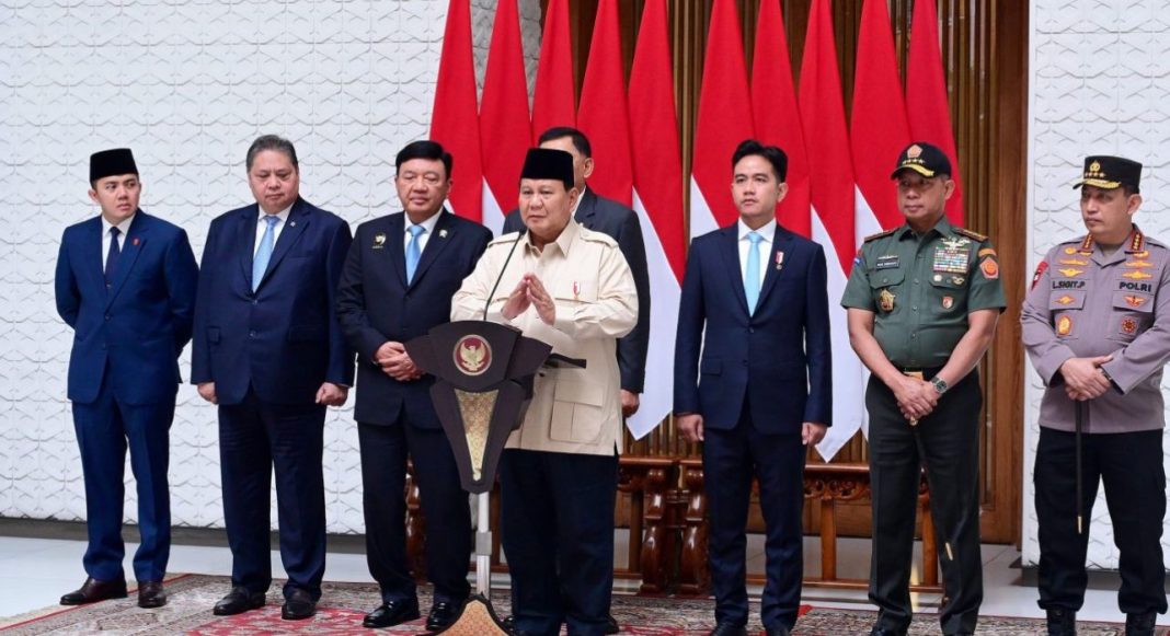 Presiden Prabowo Subianto memberikan keterangan pers kepada awak media sebelum bertolak menuju Mesir, pada Selasa (17/12/2024), di Pangkalan TNI AU Halim Perdanakusuma Jakarta.