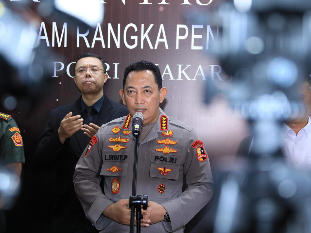 Kapolri Jenderal Polisi Listyo Sigit Prabowo memberikan keterangan pers usai Rapat Koordinasi Bidang Operasional 2024 di Auditorium STIK/PTIK, Senin (16/12/2024).