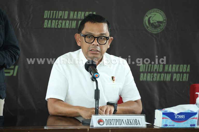 Direktur Tindak Pidana Narkoba Bareskrim Polri Brigjen Pol Mukti Juharsa memberikan keterangan pers terkait pengawasan narkoba di tempat hiburan dan perbatasan menjelang Tahun Baru, Jakarta, Selasa (17/12/2024).