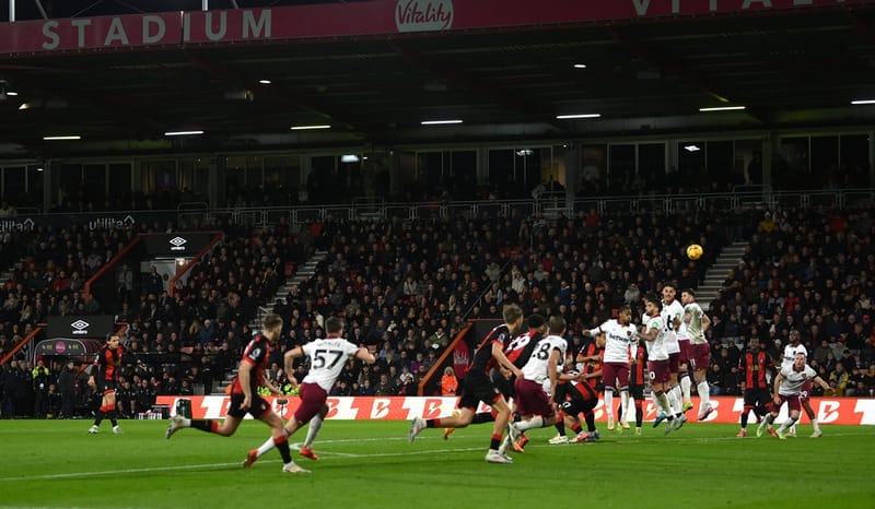 Penyerang Bournemouth Enes Unal melepaskan tendangan bebas yang menjebol gawang West Ham United di laga Liga Primer Inggris.