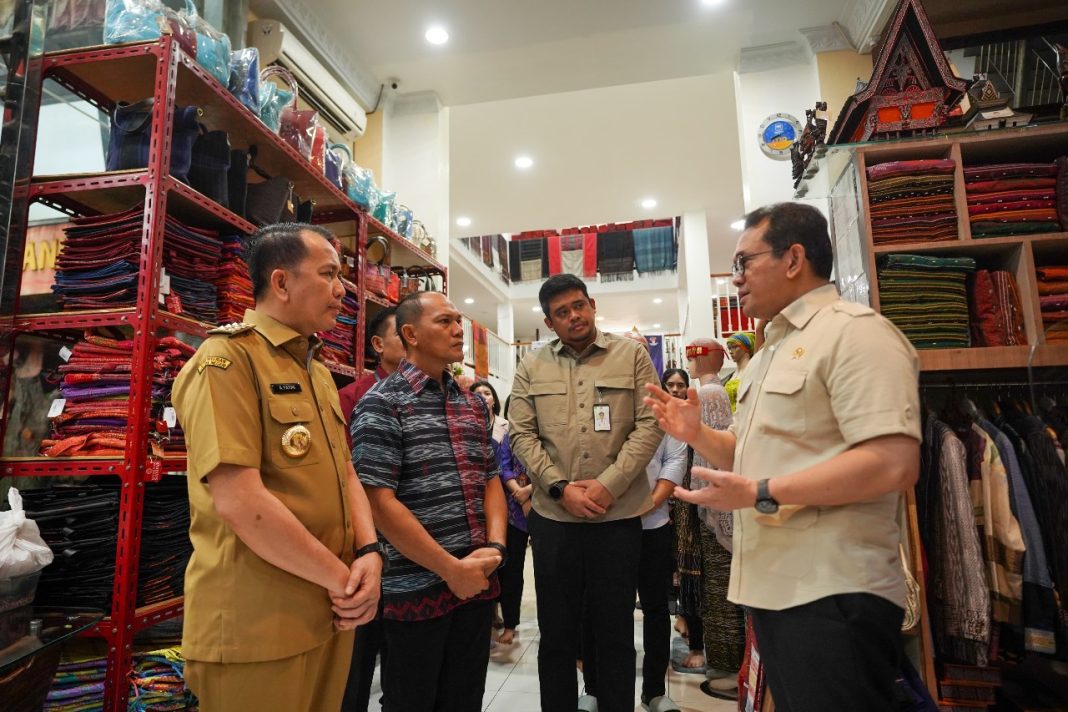 Wali Kota Medan Bobby Nasution dan Pj Gubernur Sumut Agus Fatoni mendampingi Mendag RI Budi Santoso mengunjungi Galeri Ulos Sianipar di Gang Pendidikan Kelurahan Binjai Kecamatan Medan Denai, Selasa (17/12/2024). (Dok/Kominfo Medan)