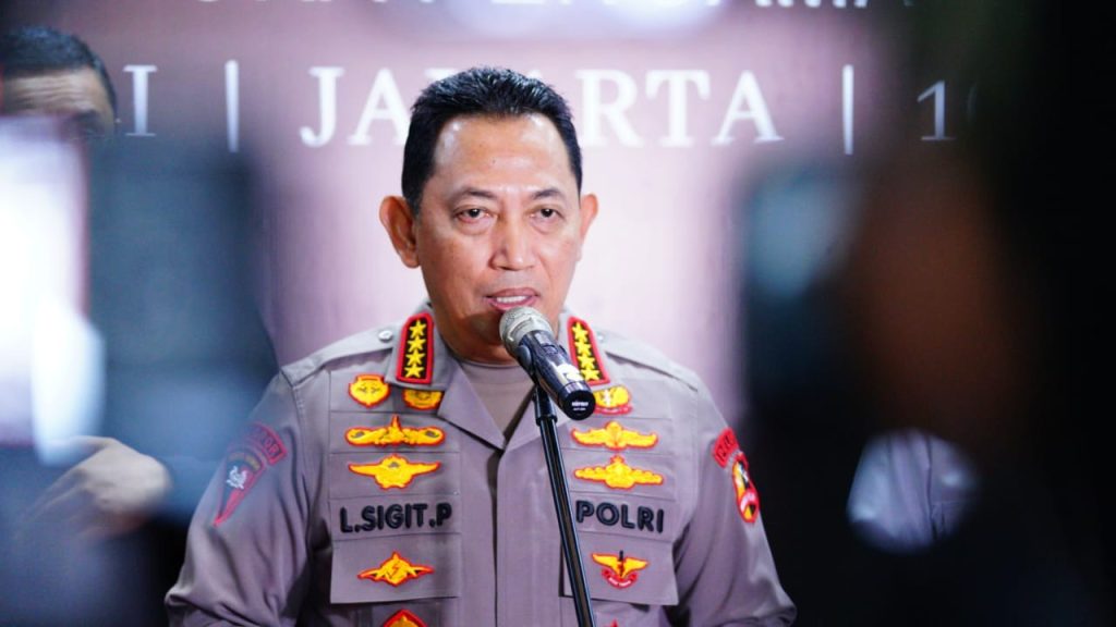 Kapolri Jenderal Polisi Listyo Sigit Prabowo memberikan keterangan pers terkait pengamanan perayaan Natal dan Tahun Baru 2025, di Auditorium STIK-PTIK, Jakarta Selatan, Senin (16/12/2024).