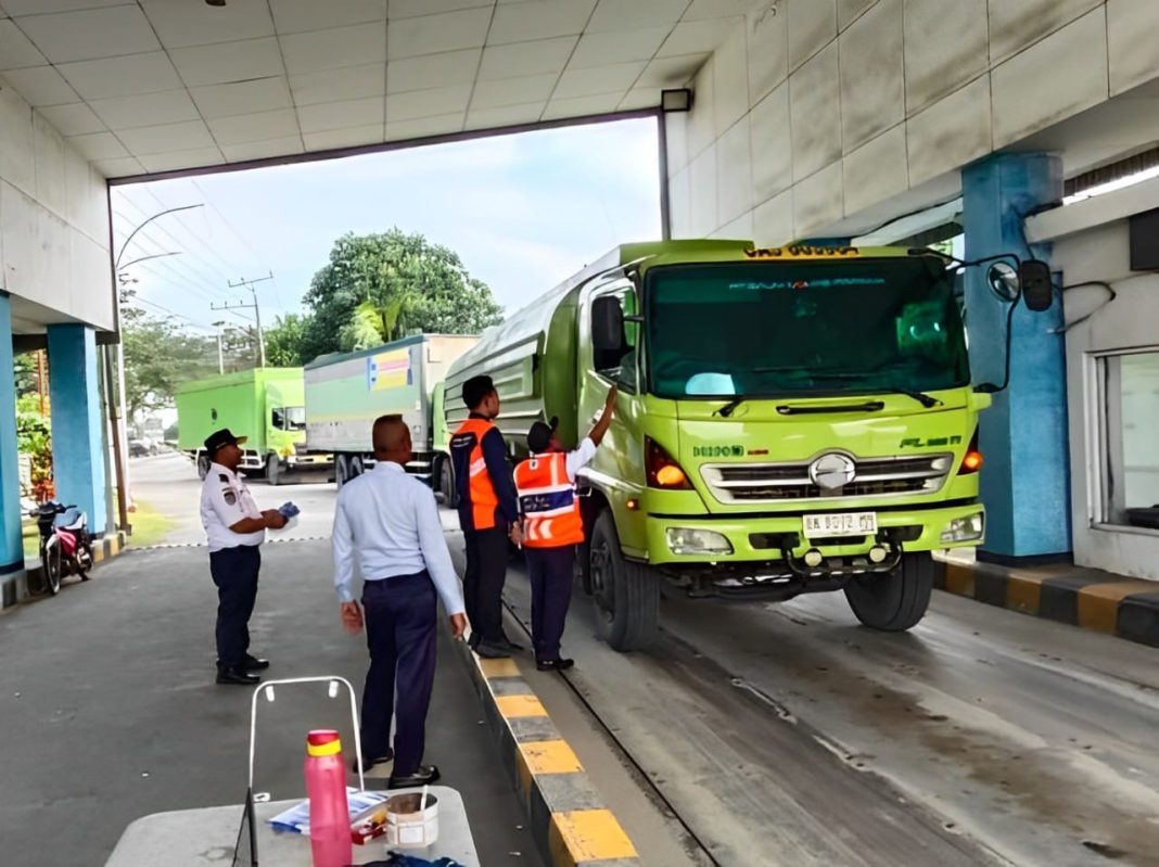 Dishub Sumut bersama BPTD cek kelayakan kendaraan di salah satu speksi Dishub, Selasa (17/12/2024). (Dok/Dishub Sumut)