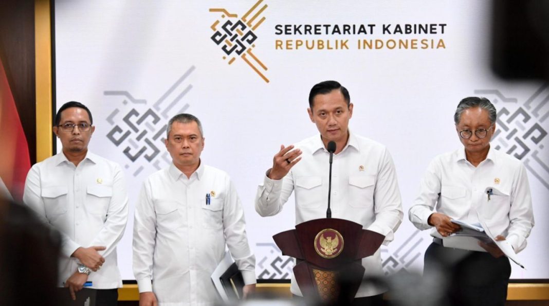 Menko Infrastruktur dan Pembangunan Kewilayahan Agus Harimurti Yudhoyono memberikan keterangan pers terkait strategi pemerintah dalam mengantisipasi lonjakan pemudik menjelang Natal 2024 dan Tahun Baru 2025 di kompleks Istana Kepresidenan, Jakarta, Senin (16/12/2024).