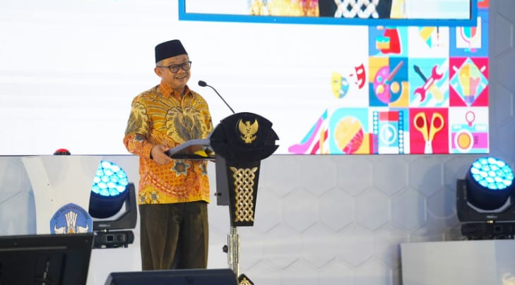 Menteri Pendidikan Dasar dan Menengah, Abdul Mu’ti, memberikan sambutan pada Gelar Hasil Karya Peserta Didik Kursus dan Pelatihan 2024 di Jakarta. (Dok/Kemendikdasmen)