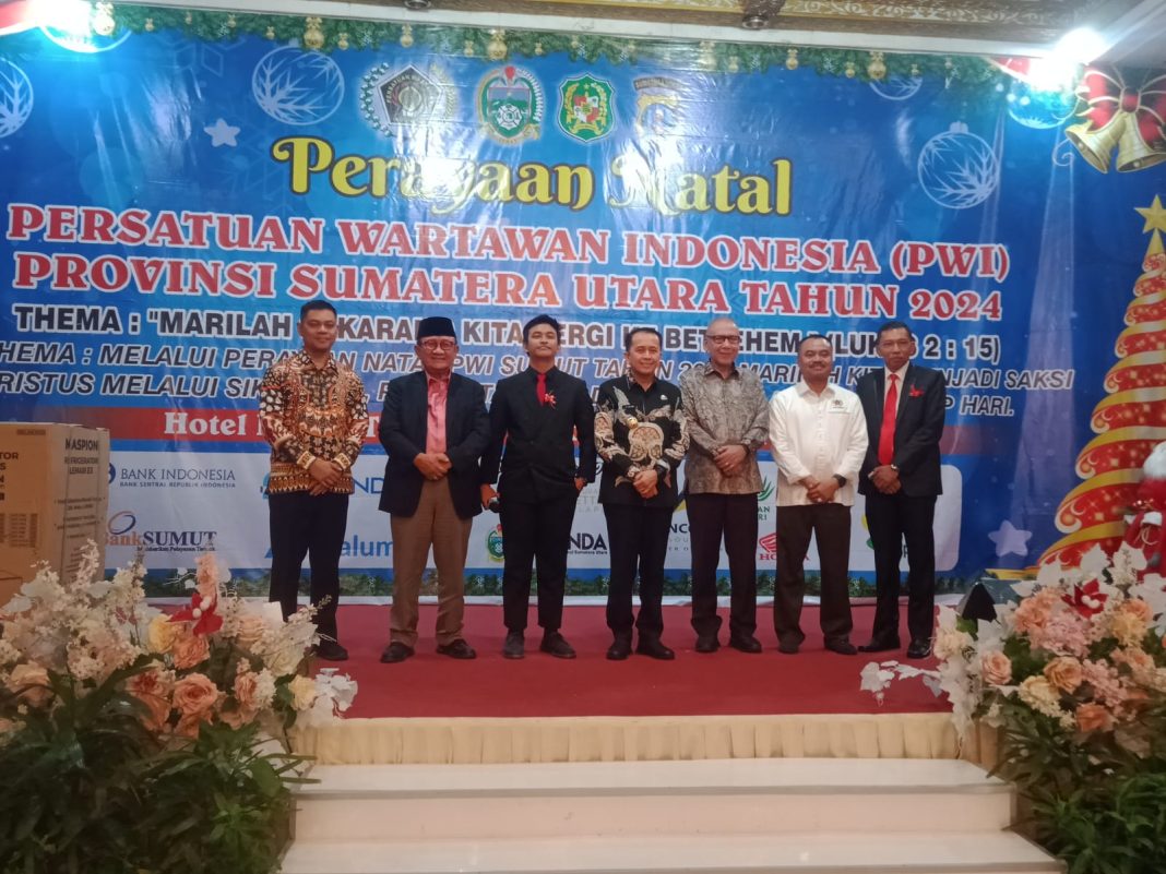 Seusai perayaan Natal PWI Sumut tampak Pj Gubsu Agus Fatoni foto bersama dengan tokoh masyarakat RE Nainggolan, Ketua PWI Sumut Farianda Putra Sinik, Ketua Panitia Halomoan Samosir.