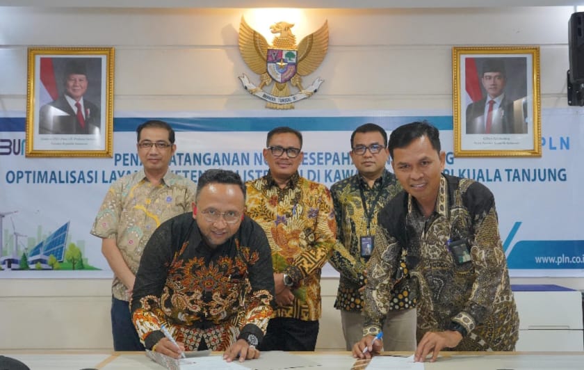 PT PLN Unit Induk Distribusi (UID) Sumut menandatangani Nota Kesepahaman dengan PT Prima Pengembang Kawasan (PPK), anak usaha PT Pelindo, untuk mengoptimalkan layanan kelistrikan di KIKT, di ruang rapat grand Sibayak, Medan, Selasa (17/12/2024). (Dok/PLN)