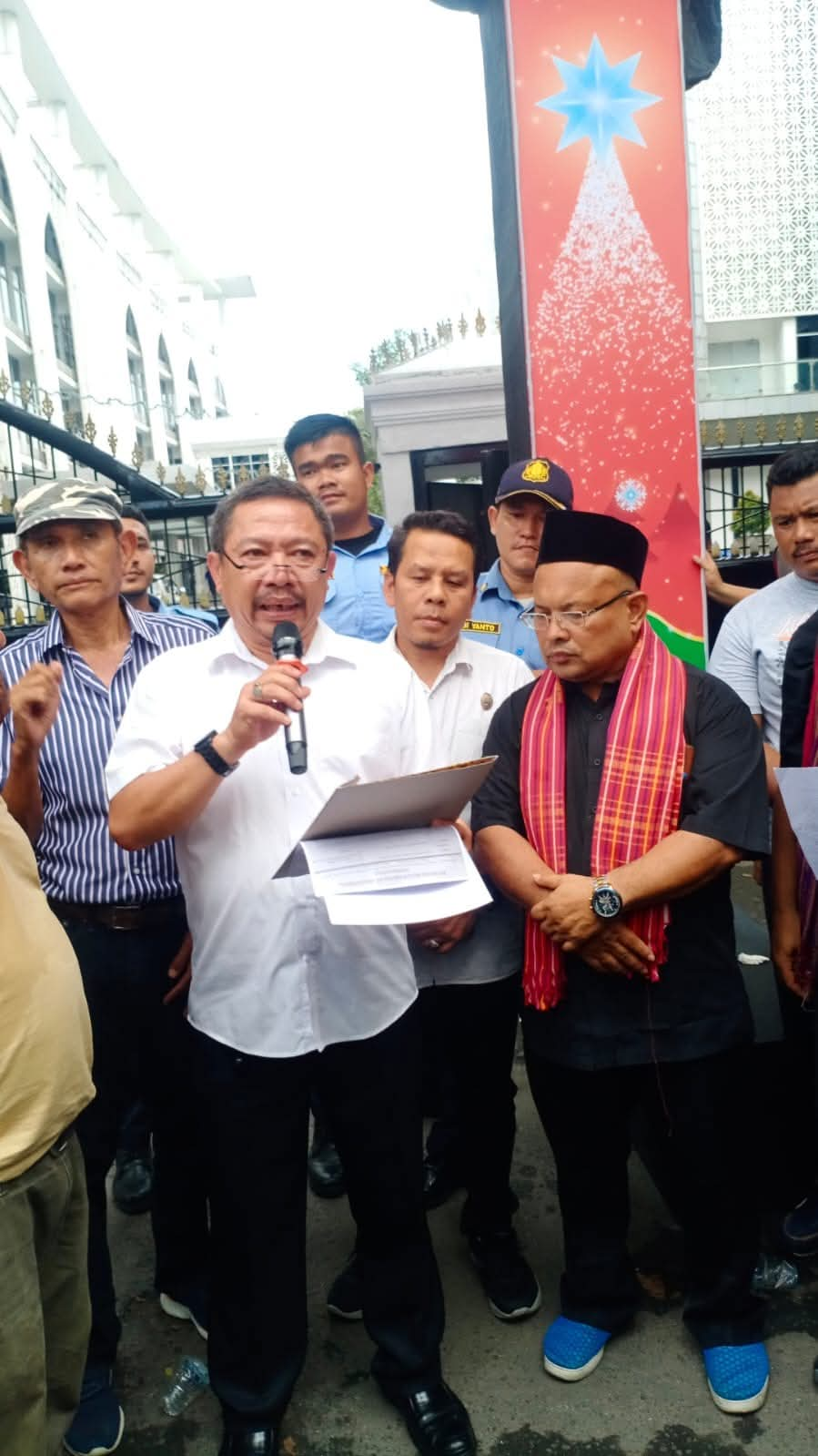 Roy Fachraby Ginting (pakai peci) yang ikut aksi demo menuntut dibangun jl tol Medan Berastagi di DPRD Sumut, Rabu (18/12/2024).