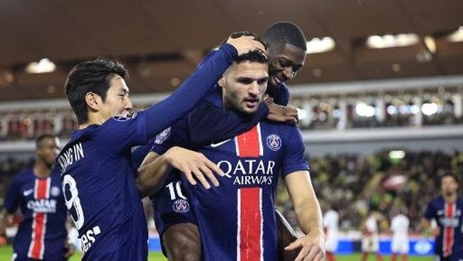 Momen Goncalo Ramos (tengah) merayakan gol ketiga PSG bersama Lee Kang-in (kiri) dan Ousmane Dembele.