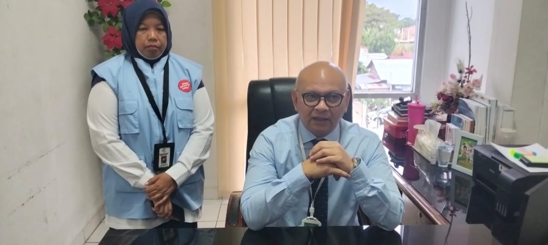 Direktur Medik dan Keperawatan RSUP H Adam Malik, dr Otman Siregar SpOT (K), bersama Kepala Satuan Pemeriksaan Internal (SPI), Fitri Yanti SKM MPH CFrA, dalam acara Pencanangan Pembangunan Zona Integritas Menuju WBK/WBBM, Kamis (19/12/2024).