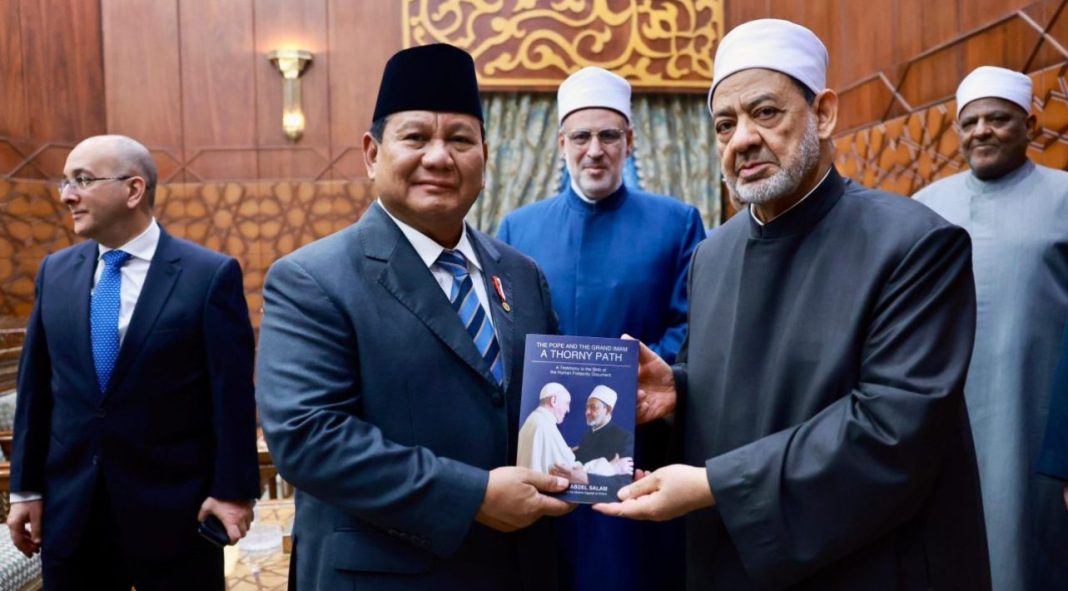 Presiden Prabowo Subianto melakukan pertemuan dengan Grand Syekh Al-Azhar, Imam Akbar Ahmed Al-Tayeb, di Mashiaket Al-Azhar, Kairo, pada Rabu (18/12/2024).