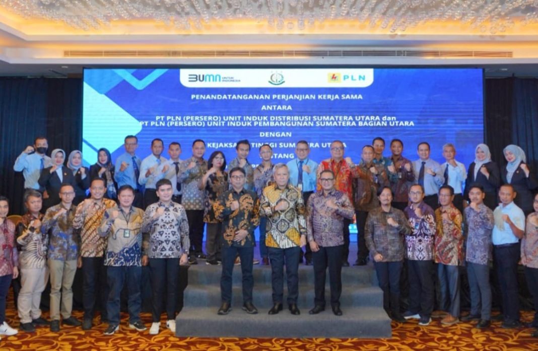 Jajaran dari Kejaksaan Tinggi Sumatera Utara foto bersama dengan Manajemen PLN UID Sumatera Utara dan Manajemen PLN UIP Sumbagut, Kamis (19/12/2024). (Dok/PLN)