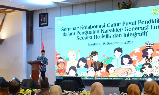 Wakil Menteri Pendidikan Dasar dan Menengah, Atip Latipulhayat, membuka Seminar Kolaborasi bertema Catur Pusat Pendidikan dalam Penguatan Karakter Generasi Emas di Bandung. (Dok/Kemendikdasmen)