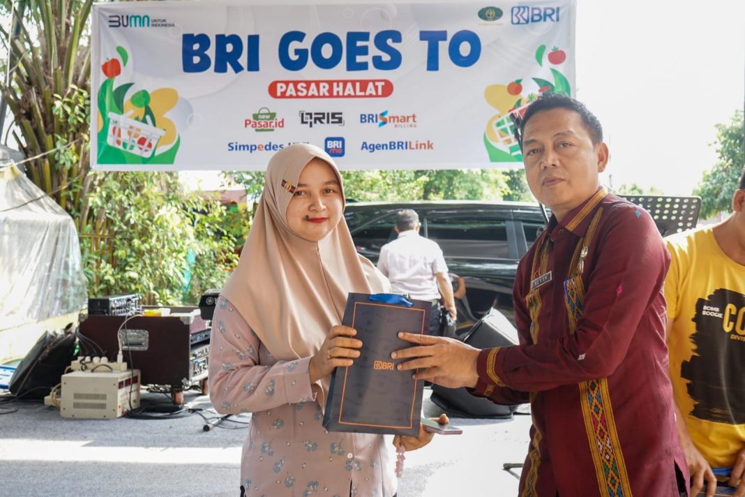 PUD Pasar berkolaborasi dengan BRI menerapkan pembayaran nontunai di Pasar Halat. Program ini diluncurkan pada Jumat (20/12/2024) di pelataran parkir Pasar yang berlokasi di Jalan Halat. (Dok/Humas)