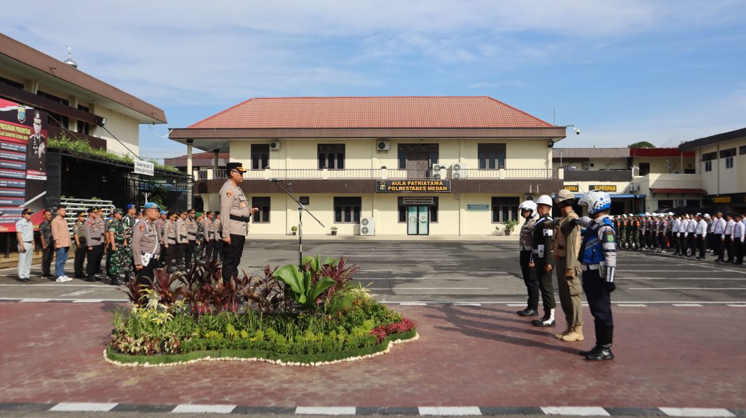 Kapolrestabes Medan Kombes Pol Gidion Arif Setyawan pimpin apel pasukan dalam rangka Operasi Kepolisian Terpusat dengan sandi Operasi Lilin Toba 2024 di Mapolrestabes, Jumat (20/12/2024). (Dok/Polrestabes Medan)