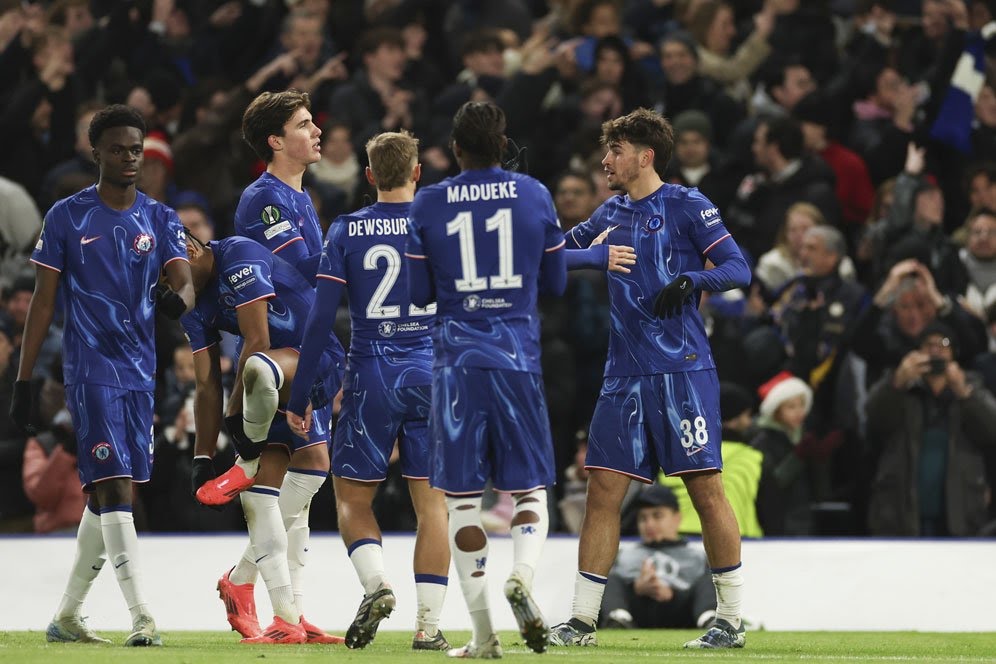 Skuad Chelsea merayakan gol Marc Guiu di laga lawan Shamrock di Stamford Bridge, Jumat (20/12/2024).