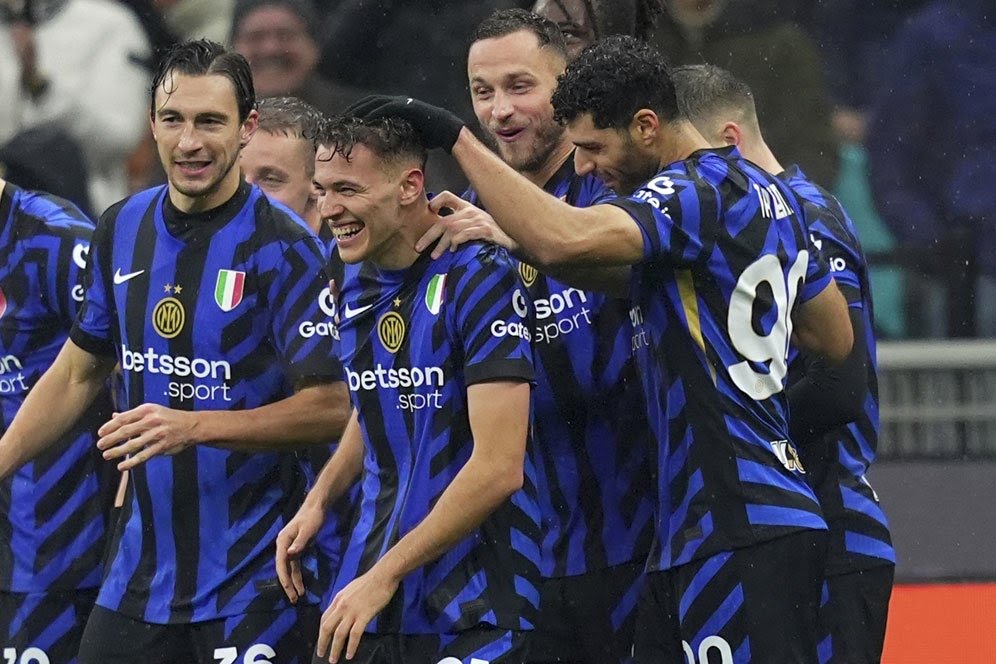 Skuad Inter Milan merayakan gol Kristjan Asllani ke gawang Udinese di Giuseppe Meazza, Jumat (20/12/2024).